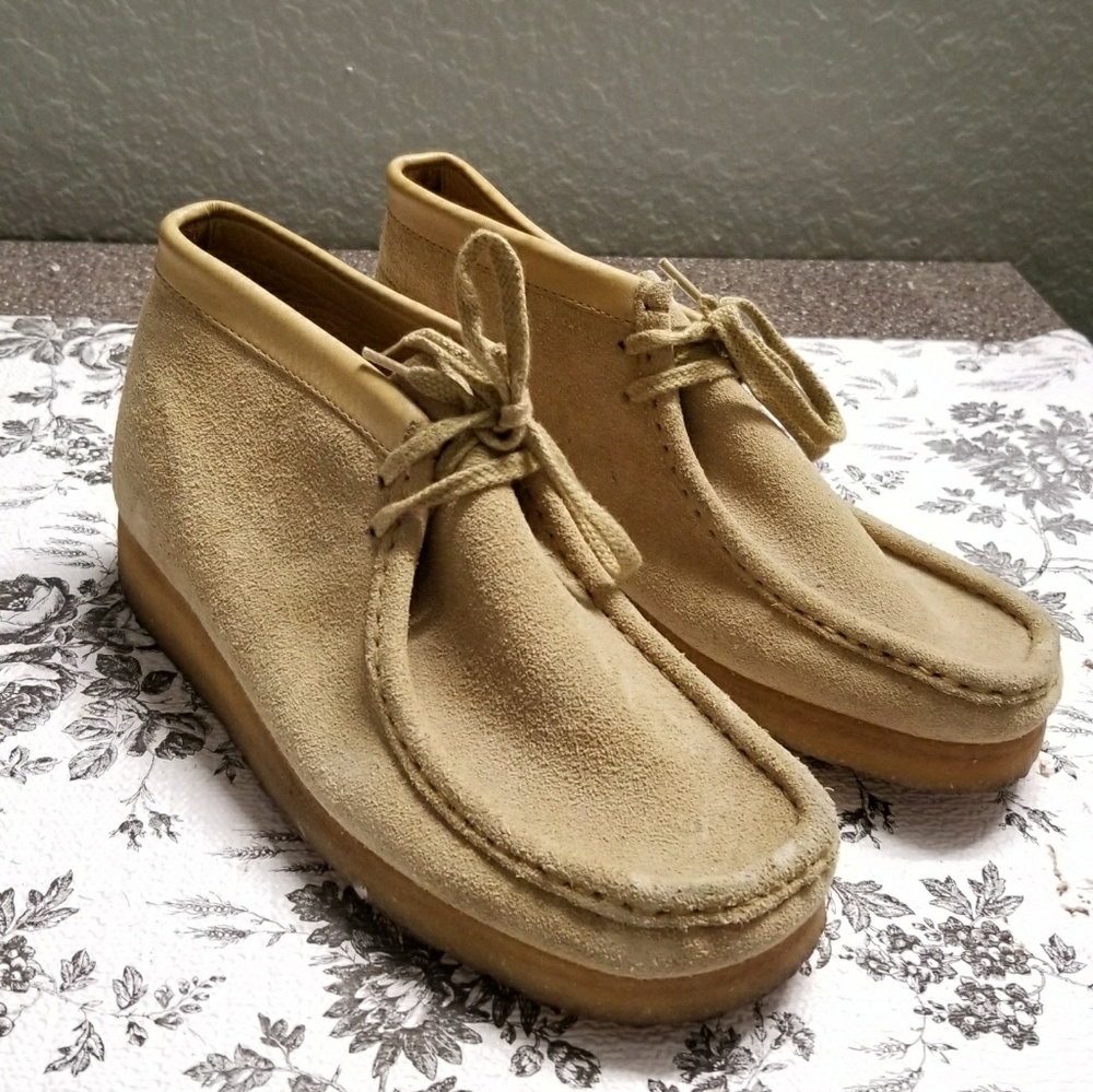 Clarks women sz 8M Hi top wallabee lace up Sand